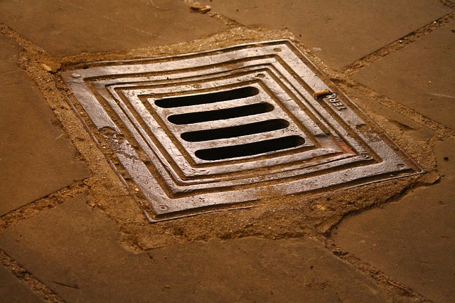 hranatý poklop