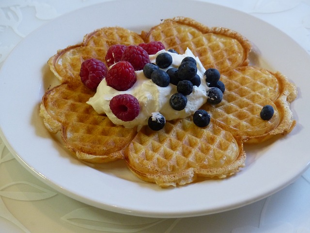 Gofres con fruta y nata montada